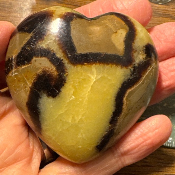Beautiful Septarian heart shaped palm stone #1 - Picture 4 of 16